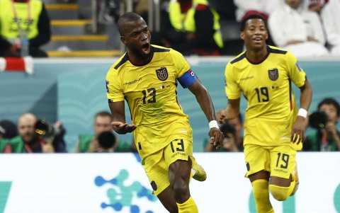 Énner Valencia (i) en la victoria de inauguración de Qatar 2022.