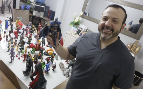 Su colección de muñecos está basada en superhéroes.