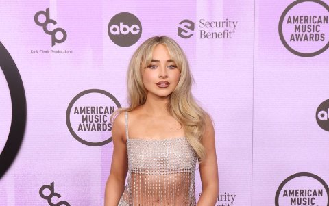 Sabrina Carpenter con flecos