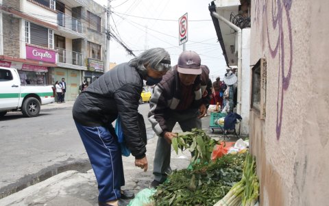 Comercio. En las plazas y avenidas los agricultores sobrevivientes venden lo suyo.