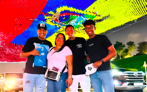 Gonzalo Plata, jugador de la Tri, junto a su madre y el resto de su familia en suelo qatarí.