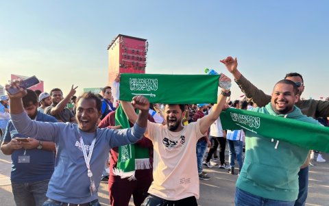 Los aficionados saudíes festejaron por todo lo alto el resultado. A ellos se les unieron, en los festejos por las calles, hinchas de otros países de Medio Oriente, identificados con ellos.