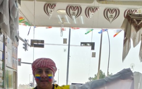 Boris Cano posa con la bandera de Qatar. Ese será uno de los recuerdos que llevará a casa.