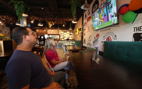 El pedido, especialmente de los negocios que atienden en las noches, es que se derogue por completo la restricción.