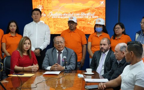 La pugna por la presidencia del partido dividió a la organización política en dos facciones.