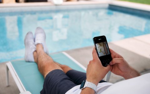 Control remoto. Un usuario observa en el 'smartphone' la entrada de su domicilio.