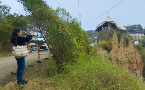 Los feligreses que llegan al santuario deben tomar precauciones por el peligro.