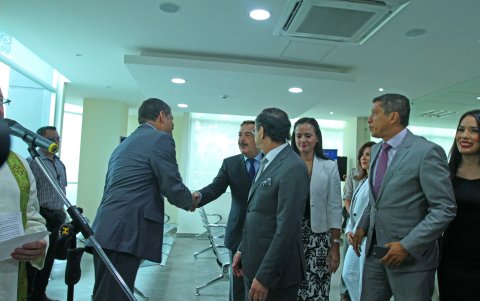 Otra gráfica de ese encuentro entre el presidente Correa y el alcalde Nebot, en 2015.