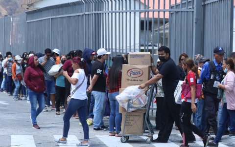 Aglomeración. Ayer se vieron largas filas previas al Viernes Negro.