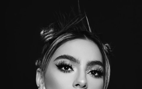 Sus cejas son su factor diferenciador además de su indumentaria.