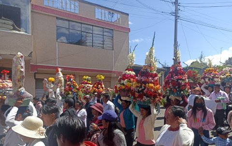 Quisapincha. Son las mujeres se encargan de llevar sobre sus cabezas las canastas de regalos.