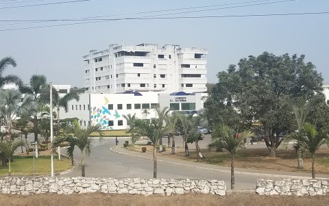 Vista del Hospital Universitario de Guayaquil donde se aprecian algunas áreas sin utilizar.