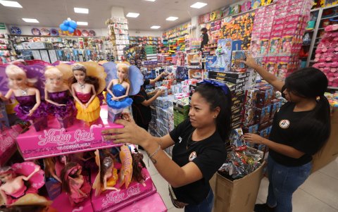 Comercio. Las tiendas de juguetes ponen énfasis en ofrecer artículos económicos, pero también en juguetes que son de colecciones para niños y adultos.