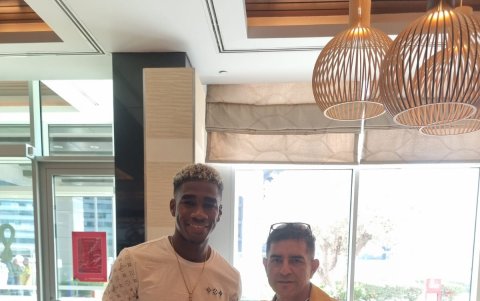 El entusiasta seguidor lojano, en una gráfica con el defensa del combinado nacional Félix Torres, a quien felicitó por su accionar.