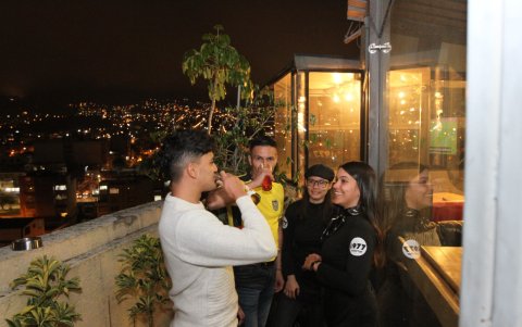 En 1977 Rooftop, ubicado en el norte de Quito, la gente puede disfrutar de su especialidad que son las hamburguesas.