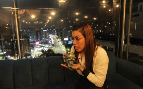 Mirar a Quito desde las alturas mientras difrutan de músicas bebidas