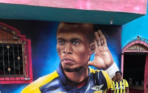 Bolivia Lastra, madre del atacante está en Qatar. En la foto posa junto a una pintura del seleccionado nacional.