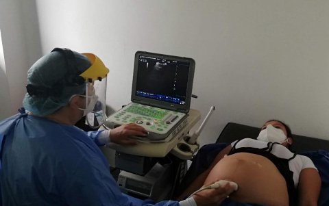 Una paciente se somete a un examen durante un control de embarazo en el Hospital Universitario de Guayaquil.
