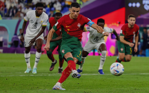 Cristiano Ronaldo se convirtió en el único jugador en anotar en cinco Mundiales de fútbol.