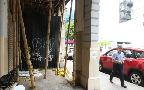 La estructura del inmueble está apuntalada por cañas.