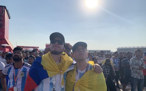 Los hermanos Pablo e Iván Andrade, mientras miran un encuentro. Ambos son ecuatorianos.