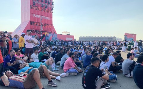 Los hinchas acostumbran ver los partidos de pie, sentados o acostados.