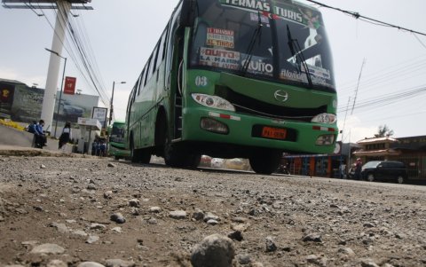 Reparación. El asfaltado de la calle no tiene todavía una fecha definida pero, según se conoció, el plazo de entrega es de 180 días. Los negocios piden celeridad.