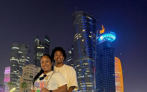 Ángelo Preciado junto a su esposa Joselin Cabeza, durante un momento libre en Qatar.