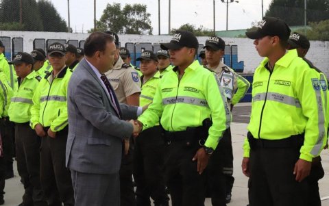 Encuentro del ministro Juan Zapata con policías en Carchi.