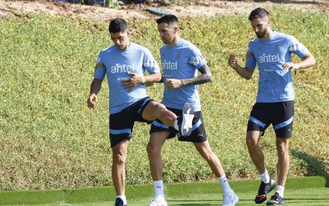 El delantero Luis Suárez (i) durante el entrenamiento de la selección uruguaya en el Mundial de Qatar..