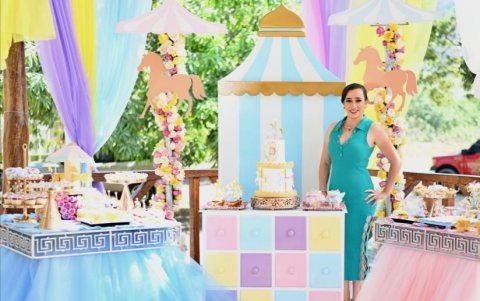 Fiesta.- La decoradora Gina Guzmán muestra que también se busca organizar otros tipos de festejos en lugares turísticos, fuera del domicilio del dueño de la fiesta.