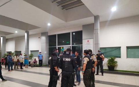 Autroridades en el hospital de Chone.