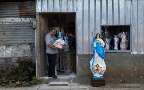 Managua. Un hombre exhibe esculturas de la virgen María en la casa del escultor artesano Harold Talavera.