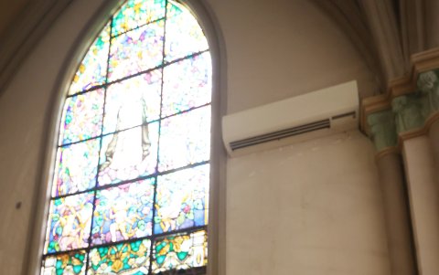 Darwin Carrera es quien está a cargo de la restauración de la capilla del Santísimo, en el Sagrario.