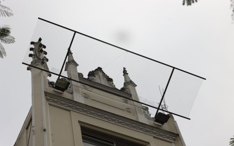 Los elementos arquitectónicos superiores de la Catedral permanecen enmallados para su próxima restauración.