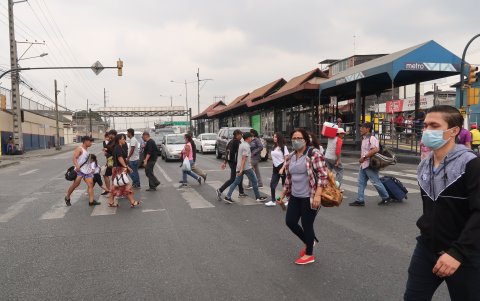 Cuando el semáforo se ponía rojo, era el único momento que los ciudadanos tuvieron oportunidad de cruzar la calle en medio del congestionamiento que duró horas en la vía a Daule