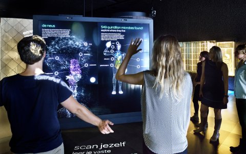 Tecnología. Mediante un sistema tecnológico denominado escaneo corporal, los visitantes pueden descubrir sus  propios microbios corporales.