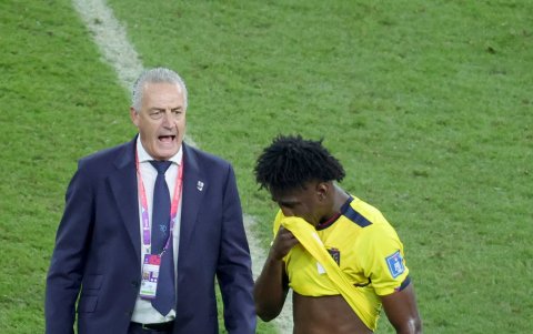 Gustavo Alfaro (i), seleccionador de Ecuador, decidirá próximamente si continúa al frente de la Tricolor.