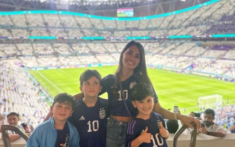 Antonella Rocuzzo y sus hijos, los mayores fans del crack argentino.