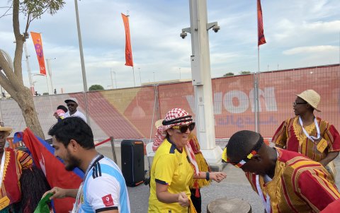 Una hincha bailó con una de las bandas senegaleses que pusieron el ritmo.