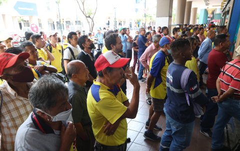 Los establecimientos de electrodomésticos congregaron a decenas de hinchas, a los que el partido los sorprendió en la calle.