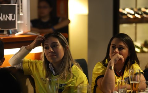 Restaurantes y bares acogieron a oficinistas y público capitalino en general que hicieron una pausa durante el tiempo del cotejo.