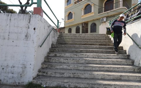 Estructura. Pocas escalinatas cuentan con barandales. En las que están estos soportes, la comunidad las ha colocado por cuenta propia.
