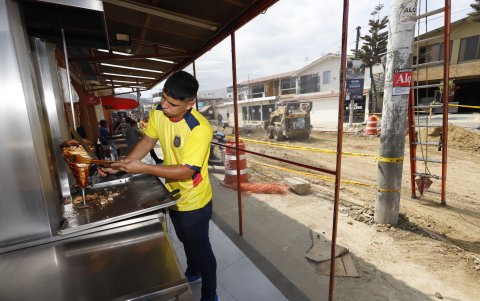 Precaución. Mientras tanto los comerciantes se las ingenian para proteger los alimentos, pese a la poca clientela que llega hasta la calle Guayacanes, en Urdesa.