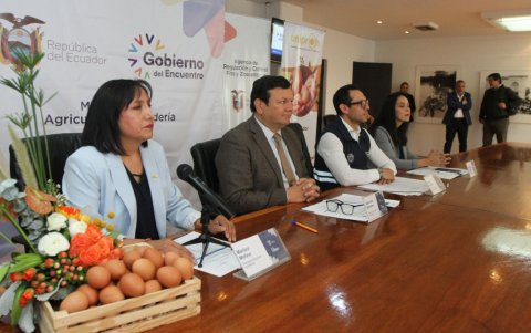 Autoridad.- El ministro de Agricultura, Bernardo Manzano, explica las medidas que se han tomado por el brote de gripe aviar.