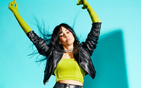 Sus looks sofisticados los combina con toques punk, grunge o rap