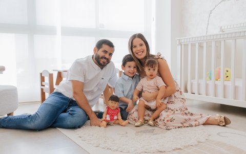 Belén junto a su esposo Marco, sus hijos Juanse y Ana Victoria y la muñeca bebé Victoria