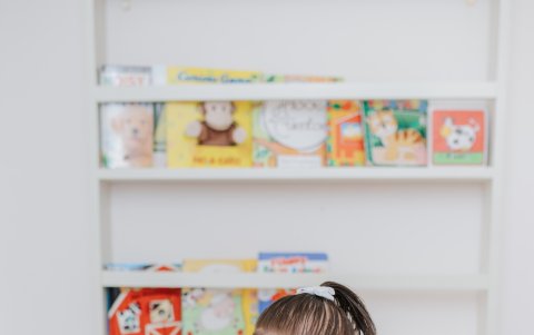 Ana Victoria, hija de Belén, jugando.