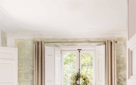 Coronas colocadas en sillas