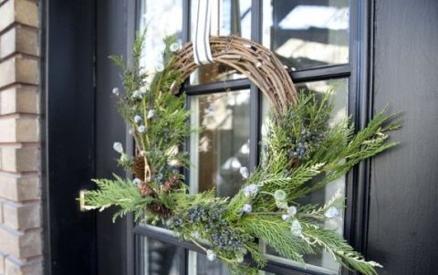 Corona realizada con materiales de la naturaleza.